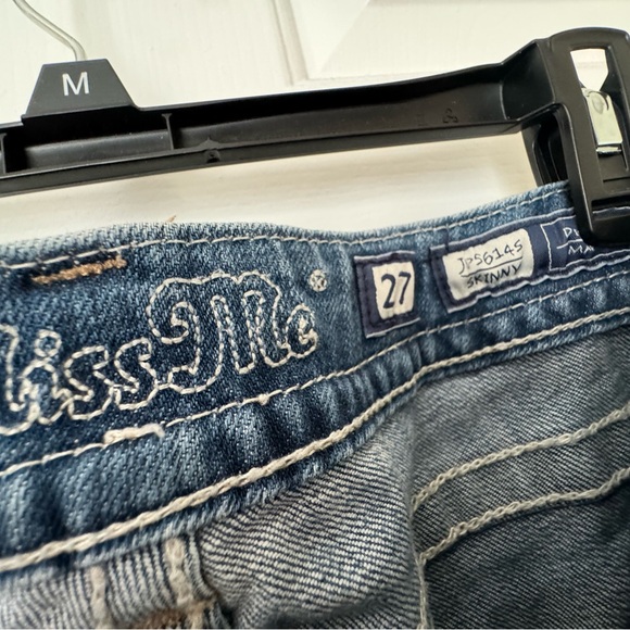 Miss Me lady’s skinny jeans. Jeweled pockets, broad stitching with light wear. - Picture 6 of 10
